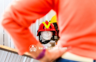 A világ tűzoltósisakjaiból nyílt kiállítás a Katasztrófavédelem Központi Múzeumában