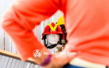 A világ tűzoltósisakjaiból nyílt kiállítás a Katasztrófavédelem Központi Múzeumában