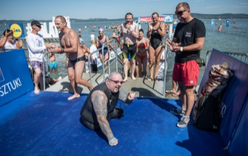 Megszállott úszók és hétköznapi hősök írják a Balaton-átúszás történetét
