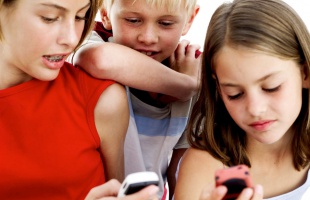 Púposak lehetnek a telefonfüggő gyerekek