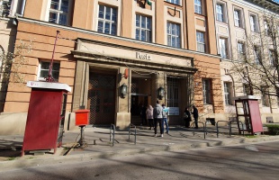 Megkezdte a Magyar Posta a megemelt novemberi nyugdíjak kézbesítését