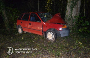 Ittasan fuvarozta potyautasait a jogsi nélküli sofőr, majd egy fának csapódtak