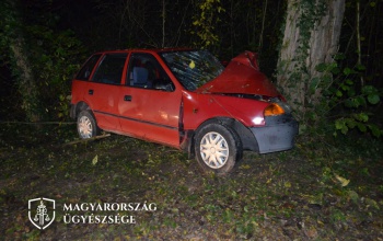 Ittasan fuvarozta potyautasait a jogsi nélküli sofőr, majd egy fának csapódtak