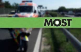 Árokba hajtott egy kocsi a 61-es elkerülőn