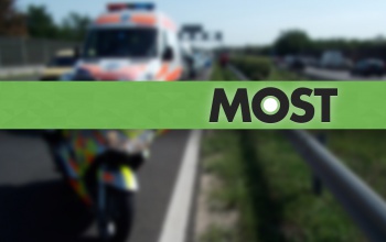 Árokba hajtott egy kocsi a 61-es elkerülőn