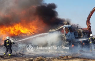 Hatalmas lángokkal égett egy fadaráló gép