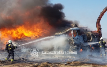 Hatalmas lángokkal égett egy fadaráló gép