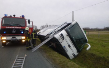 Árokba hajtott egy busz Nagyatádnál