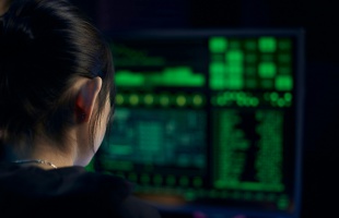 Több száz vásárlót vertek át online – vádemelést javasolnak egy anya-lánya páros ellen