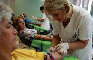Hétfőtől egész hónapos véradás Kaposváron is