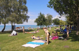 Beköszöntött a kánikula a Balatonnál
