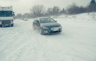 Így vezessen télen - autóba ültünk és elsajátítottuk a téli vezetés fortélyait