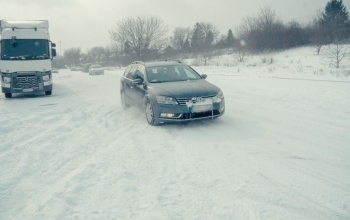 Így vezessen télen - autóba ültünk és elsajátítottuk a téli vezetés fortélyait