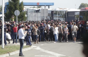 Tíz busszal érkeztek migránsok Letenyére