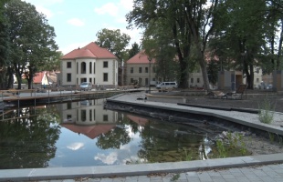Pad alá rejtett széf, telefontöltő, wifi és egy tó is van a Bajcsy-Zsilinszky utca vadonatúj parkjában