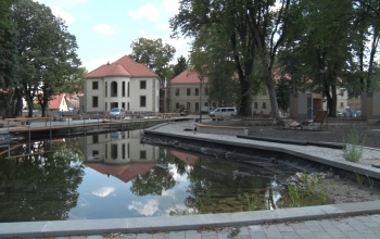 Pad alá rejtett széf, telefontöltő, wifi és egy tó is van a Bajcsy-Zsilinszky utca vadonatúj parkjában