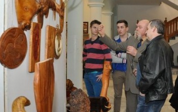 Festmények és fafaragások a Táncsicsban