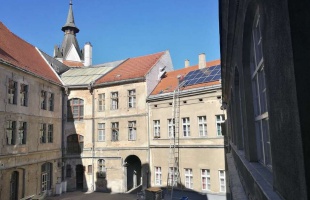 Napelemeket szerelnek a Városházára