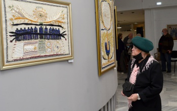 Szekeres Erzsébet textilművész munkáiból nyílt kiállítás a Kormányhivatalban