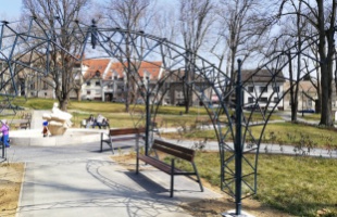 Építik az árnyékot adó rózsalugast a Színház parkban