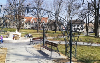 Építik az árnyékot adó rózsalugast a Színház parkban