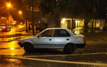 Járó motorral állt az autó a vasútállomásnál, elvitte megjáratni