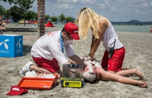 Több száz fiatal segít a bajba jutott strandolókon a Balatonnál