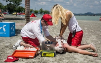 Több száz fiatal segít a bajba jutott strandolókon a Balatonnál