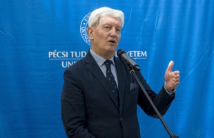 Bemutatta az új oktatási államtitkárt a miniszter: az oktatás mellett a nevelésé lesz a főszerep