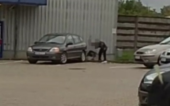 Gumibottal verte a férfit a kaposvári áruház biztonsági őre - videó