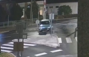 Útban volt a közlekedési tábla a részeg sofőrnek - VIDEÓ