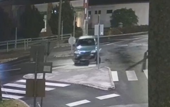 Útban volt a közlekedési tábla a részeg sofőrnek - VIDEÓ