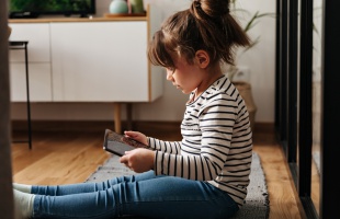 NMHH: minden gyermeket megillet a biztonságos online környezethez való jog