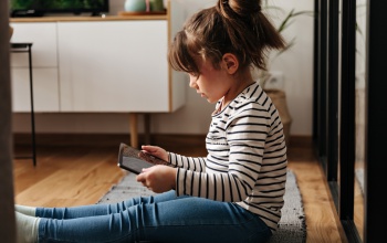 NMHH: minden gyermeket megillet a biztonságos online környezethez való jog