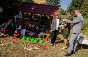 Ásó, kapa, fűnyíró – pályázaton nyert kerti eszközöket a gyakorló ovi