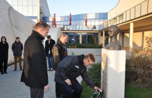 Megkoszorúzták Csik Ferenc szobrát