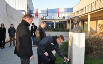 Megkoszorúzták Csik Ferenc szobrát