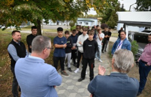 Az egyetemisták után már a középiskolások is gyárlátogatásra indultak