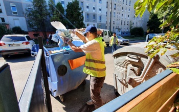 Még mindig sok az illegális hulladék a szemetesládák körül