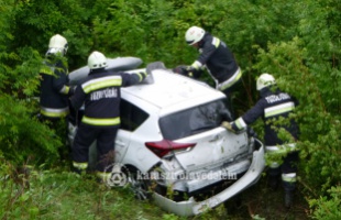 Szakadékba zuhant egy autó az M7-esen