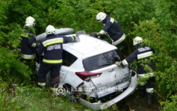 Szakadékba zuhant egy autó az M7-esen