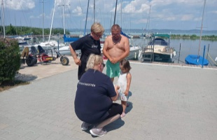 Zamárdi strandján adtak jó tanácsokat a rendőrök
