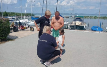 Zamárdi strandján adtak jó tanácsokat a rendőrök