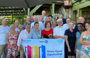 Kétszázezer forinttal segíti a Rotary Club a mozgáskorlátozottak egyesületét
