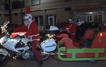 A várost járva jótékonykodnak a motoros Mikulások