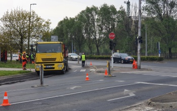 Marják az aszfaltot a Corsonál, terelik a forgalmat