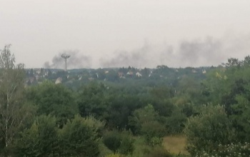 Valami (ismét) ég a Nádasdi utca irányában