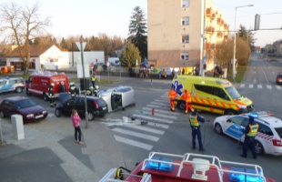 Két autó karambolozott, az egyik oldalára borult