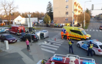 Két autó karambolozott, az egyik oldalára borult