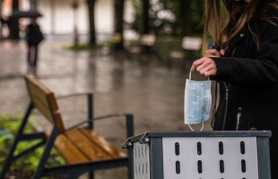 Viszlát, maszk: hamarosan már nem kell maszkot viselni a szabad levegőn